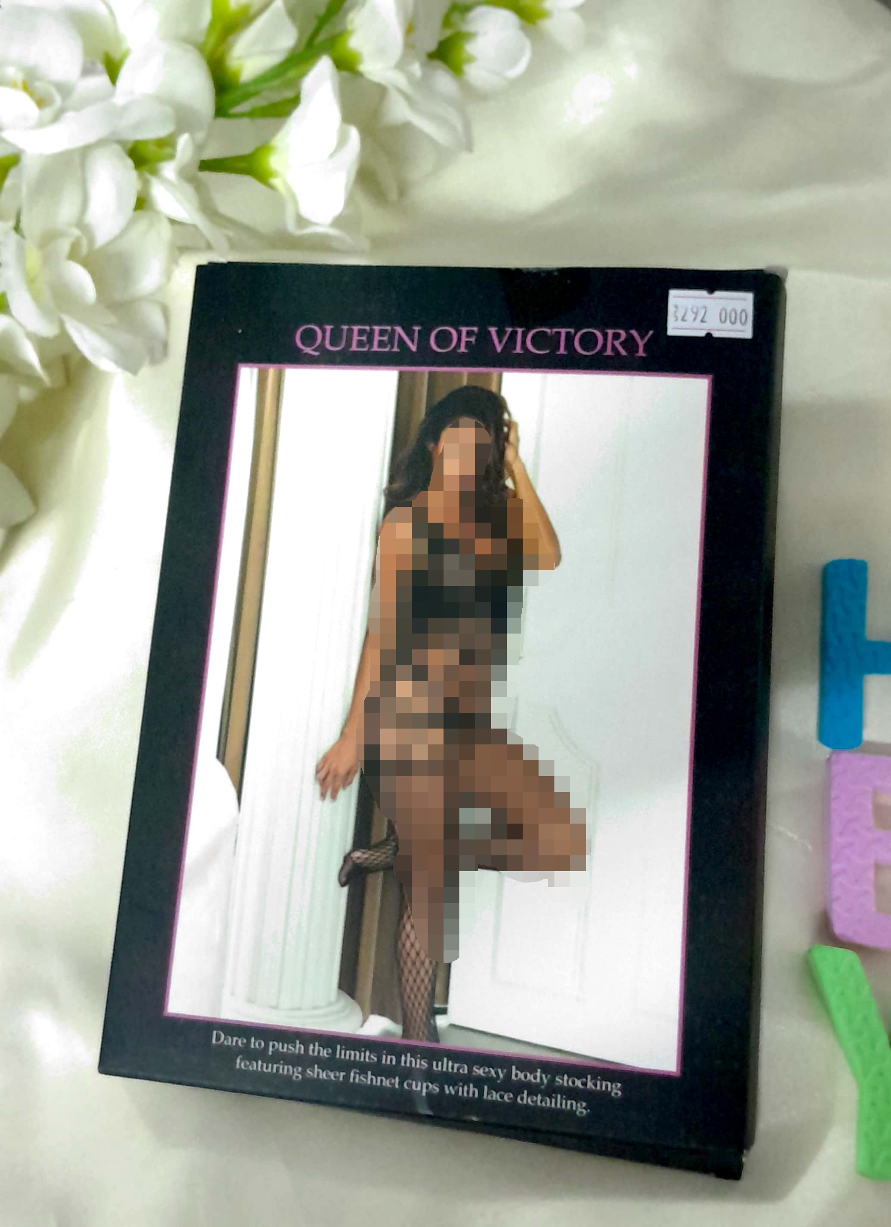 لباس خواب فانتزی سرتاسری یقه باز رکابی پایین تنه زنبوری Queen